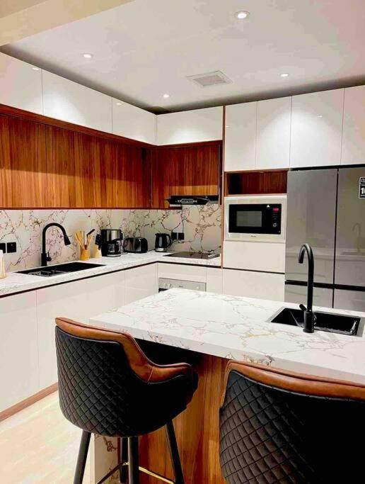 Modern 3 Bedroom Flat - B&B