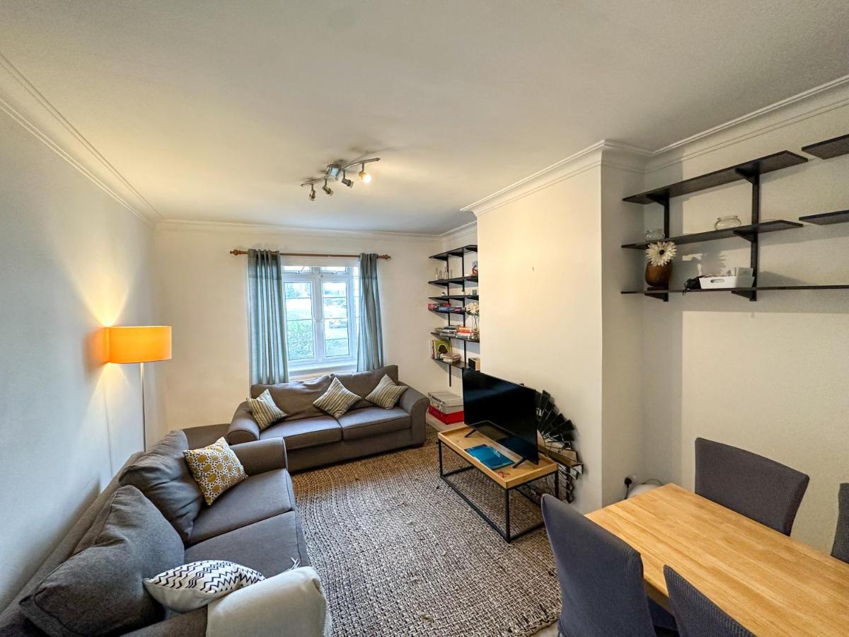 B&B Hendon - 2 Bed Flat - short walk from Brent Cross Station - Bed and Breakfast Hendon