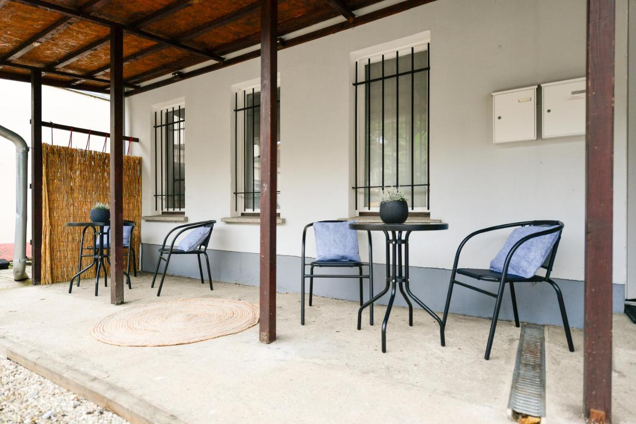 Fürst-Pückler-Apartment_bis 6 Personen_Waschmaschine_Küche_2x Parkplätze_Terrasse_Netflix - Chambres d'hôtes Cottbus
