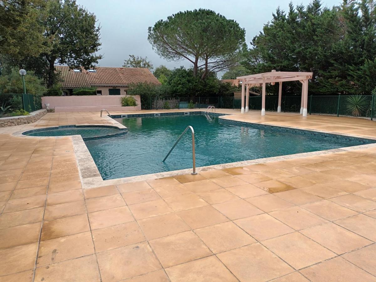 B&B Forcalqueiret - Petite Maison de 40m2 très bien équipée avec jardin privatif, Wifi, Piscine commune à la résidence ouverte du 1er mai au 30 septembre de 09h à 21h - Bed and Breakfast Forcalqueiret