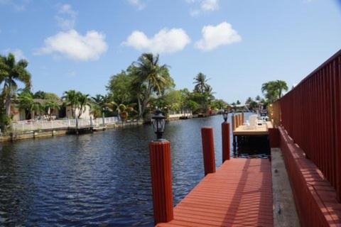 4 bedroom with pool, dock, canal. Bermuda's Secret - B&B