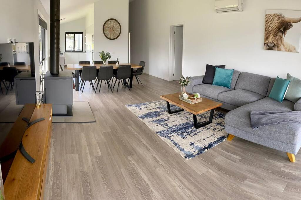 Jindabyne house 1, Modern 1 bedroom home, alpine views & fireplace - B&B Jindabyne