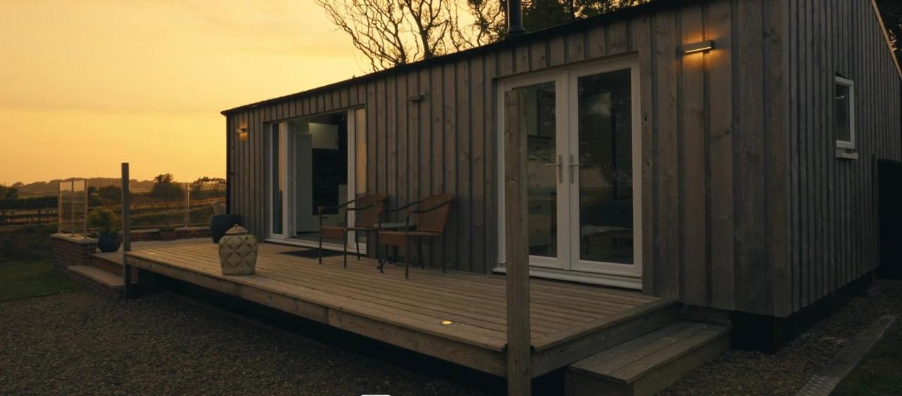 Luxury hot tub lodge in the heart of Pembrokeshire - B&B Haverfordwest