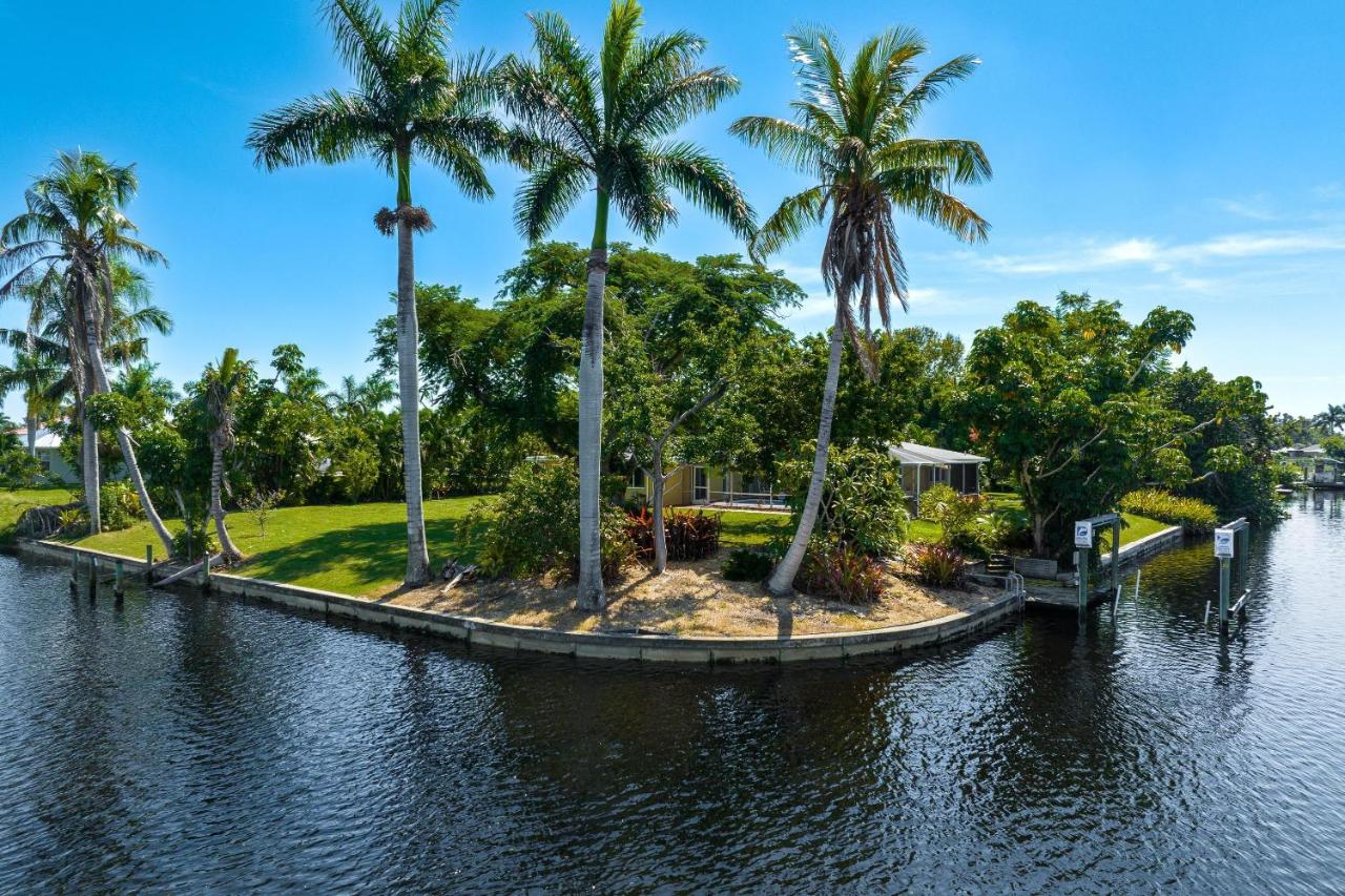 Waterfront! Oversize Corner Yard, Dock w/lift, Hot Tub & Pool - Villa Tropical Calusa - Roelens - B&B