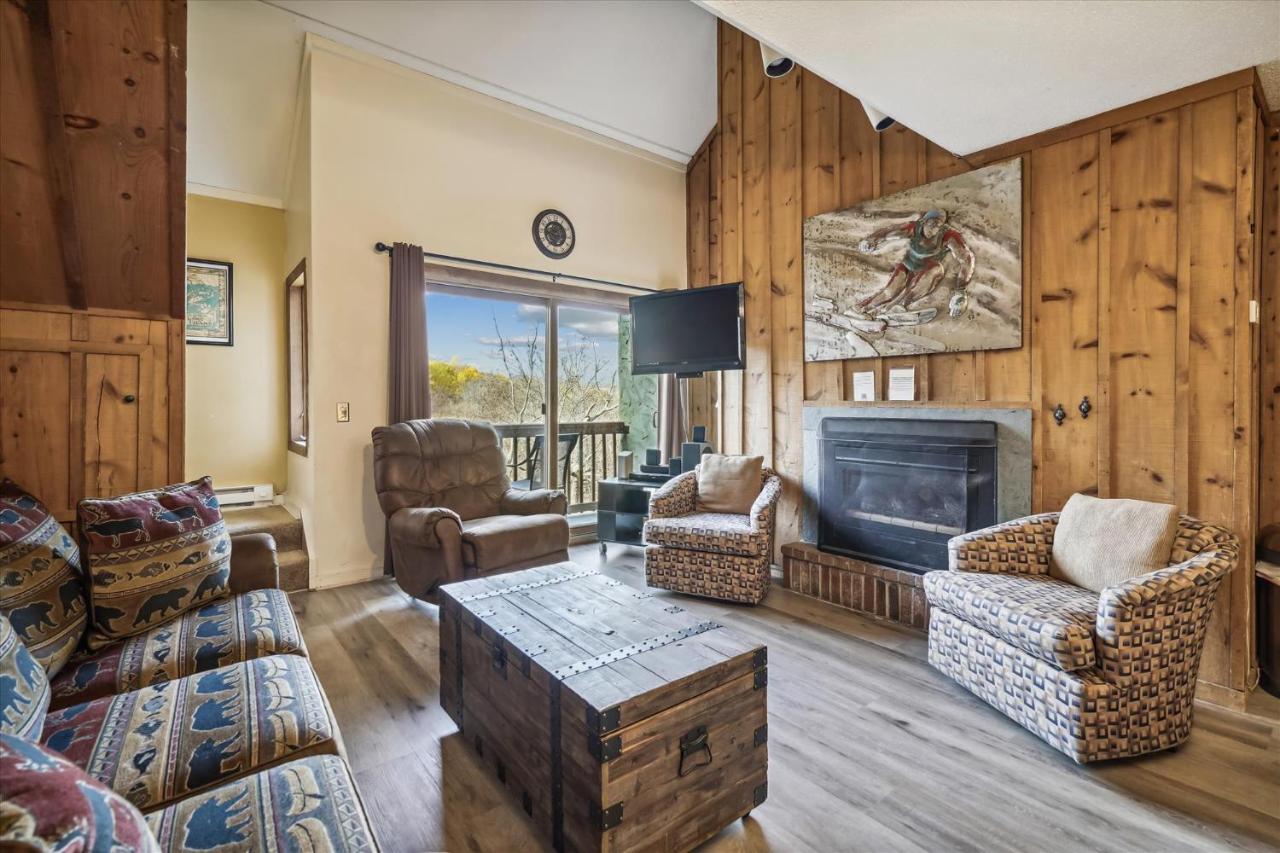 B&B Killington - Shuttle to Slopes and ski home to this cozy three bedroom condo Whiffletree G8 - Bed and Breakfast Killington