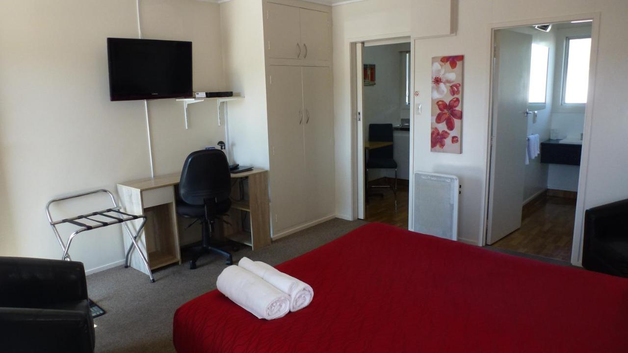 Executive Queen Studio