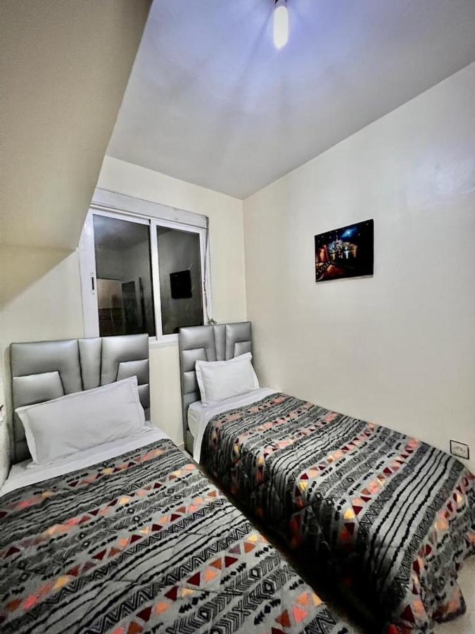 Tweepersoonskamer met 2 Aparte Bedden en Gedeelde Badkamer