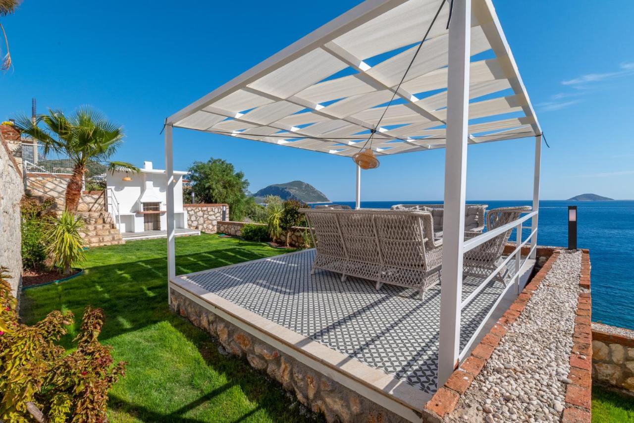 BEACHFRONT WHITE VILLA WİTH PRIVATE SWIMMING POOL - Chambres d’hôtes