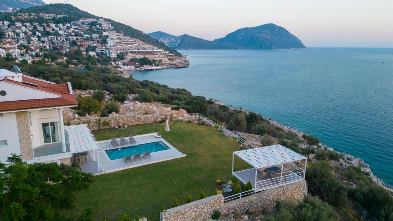 BEACHFRONT SARI VILLA WİTH PRIVATE SWIMMING POOL - B&B