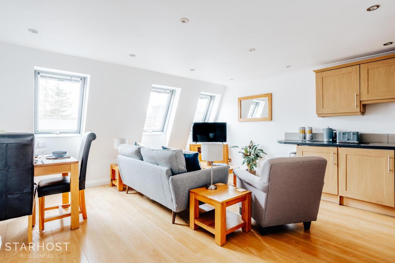 B&B Newbury - Central 3 bed apartment at Regents Court, Newbury - Bed and Breakfast Newbury