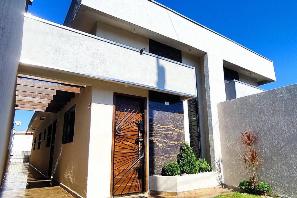 Casa linda com Piscina Aquecida pertinho da praia - Chambres d’hôtes