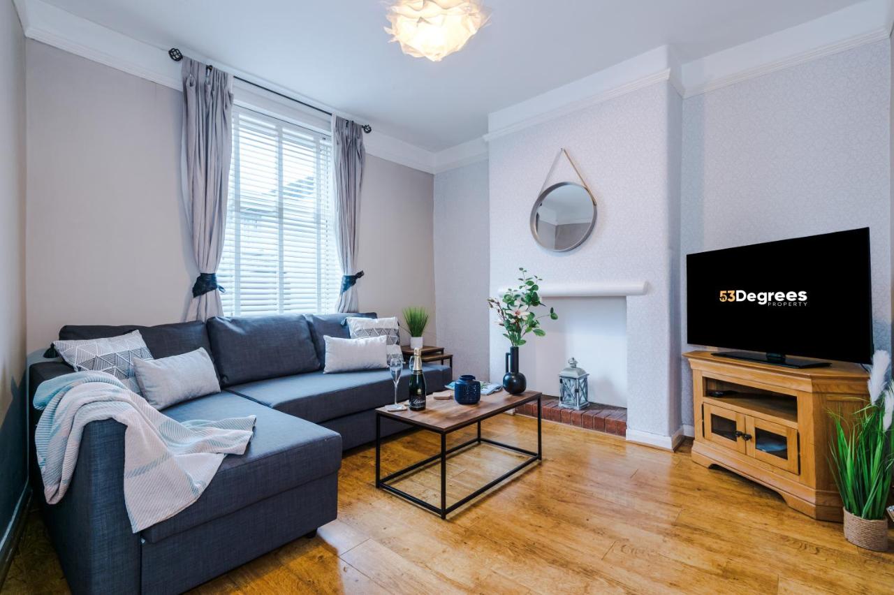 B&B Chester - NEW! Spacious 2-bed home in Chester by 53 Degrees Property, Ideal for Long Stays, Great location - Sleeps 6 - Bed and Breakfast Chester