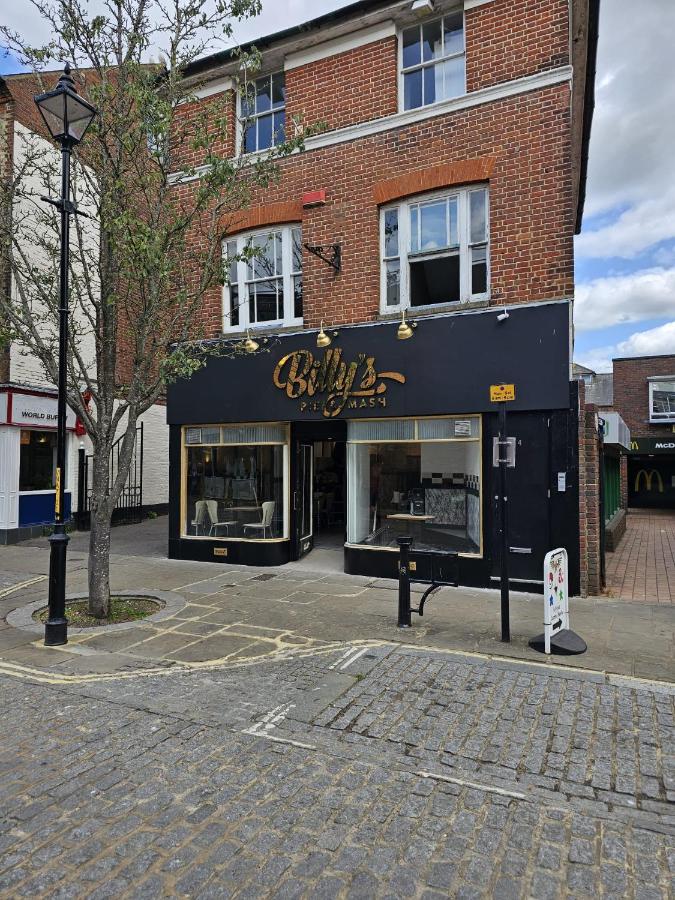 BridgeCity Spectacular Morden 2 bedroom flat in Ashford Town Centre - Bed and Breakfast Kent