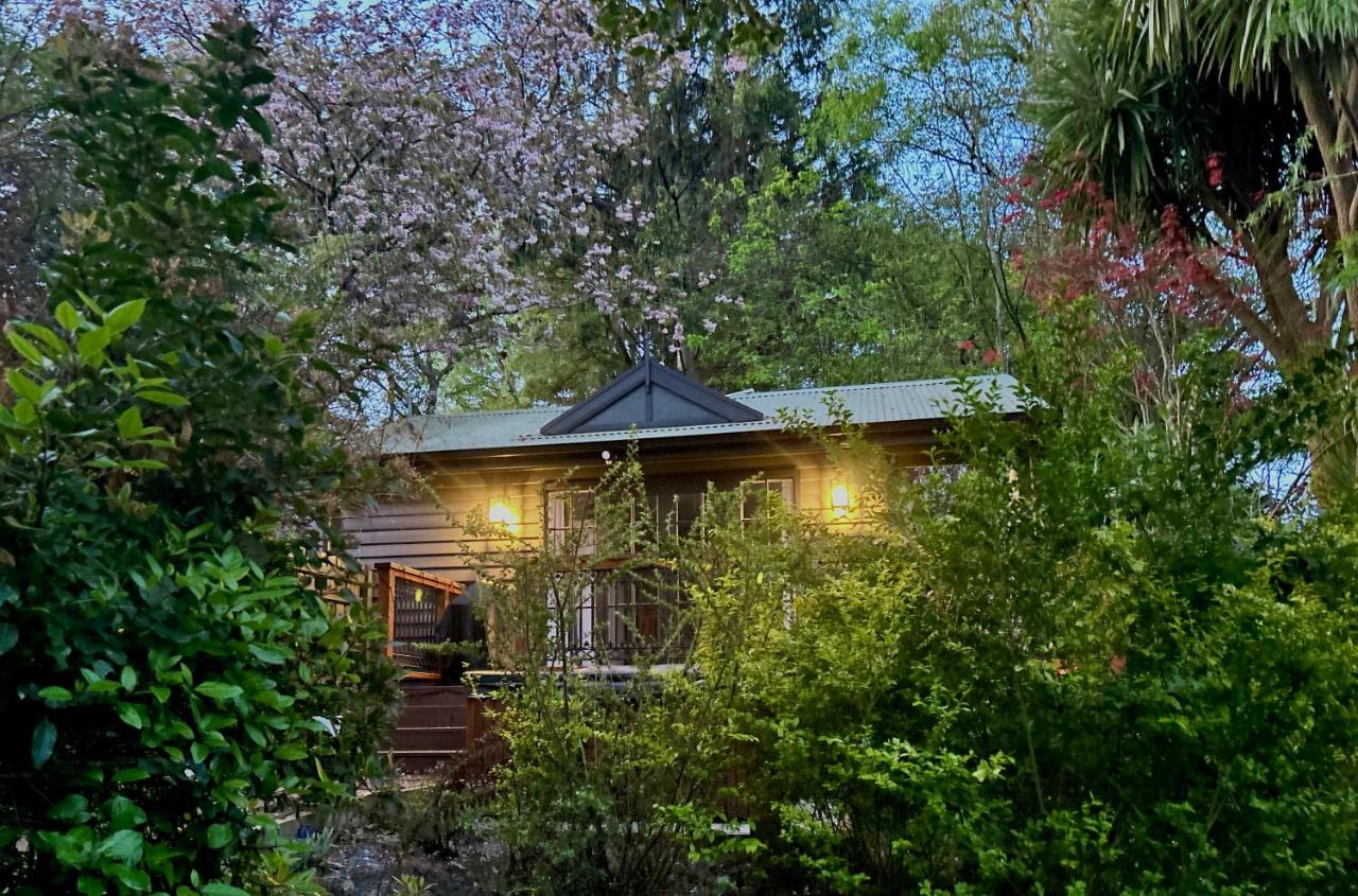 Romantic Retreat with Spa and Private Gardens - Bed and Breakfast