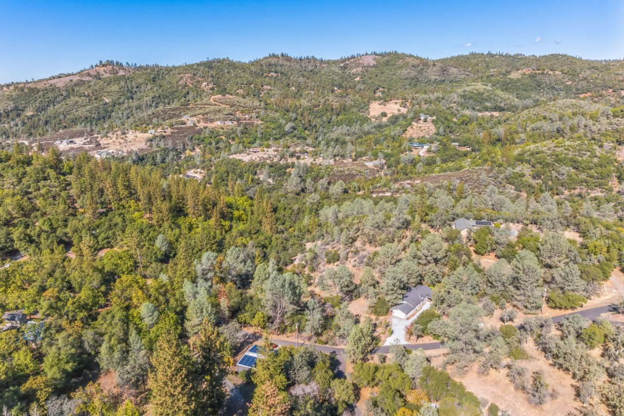 Newly Renovated Retreat on 6 Acres, Discover Murphys Lodge with Scenic Views! - B&B