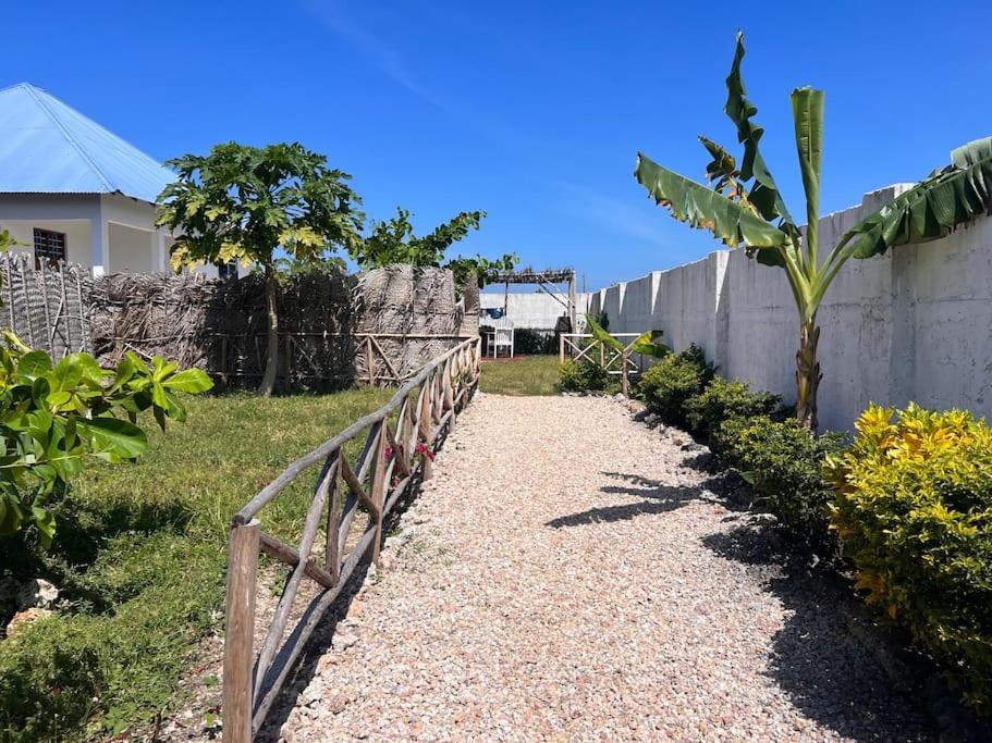 Maïsha House Makundochi Beach - B&B