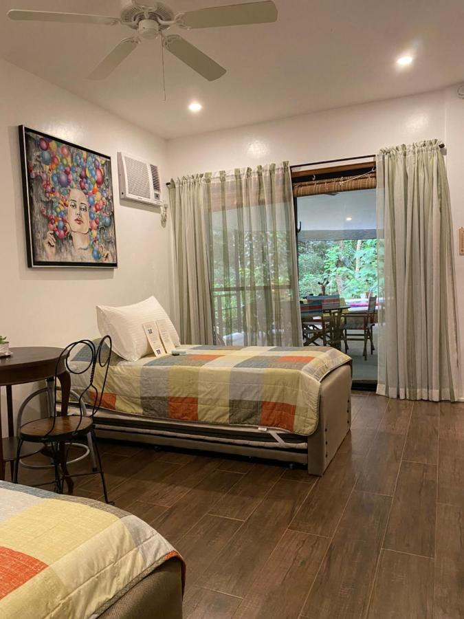 Zweibettzimmer mit Poolblick