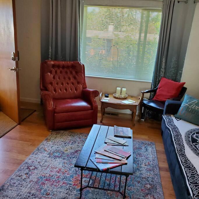 B&B Eugene - Sweet 2 bedroom close to U of Oregon & track! - Bed and Breakfast Eugene