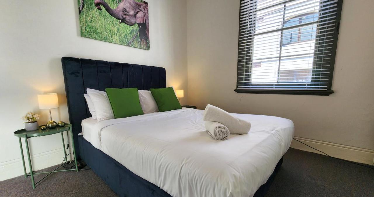 B&B Sydney - Discover The Rocks - Historical Terrace House - Bed and Breakfast Sydney
