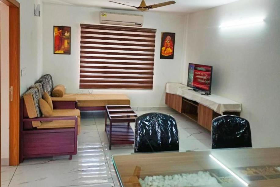 B&B Thiruvananthapuram - Luxurious Apartment with a pool and gym near Trivandrum railway station - Bed and Breakfast Thiruvananthapuram