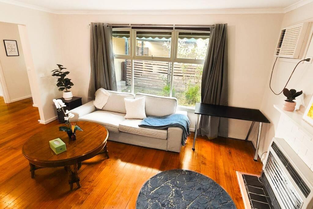 B&B Glen Waverley - Spacious 3BR Home: Great Value for Families - Bed and Breakfast Glen Waverley