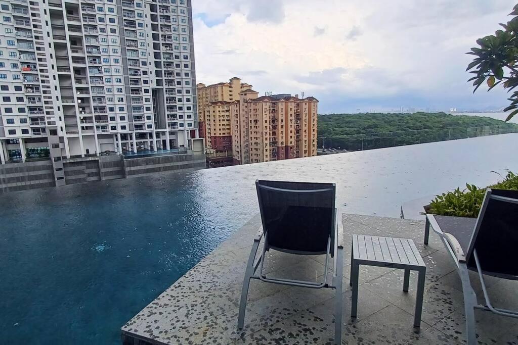 Stylish Urban Suite Penang - with infinite pool - B&B