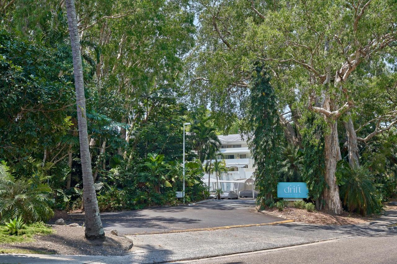 Luxury 2 Bed Palm Cove Unit, Pool & Ocean Views from Third Floor - Chambres d’hôtes