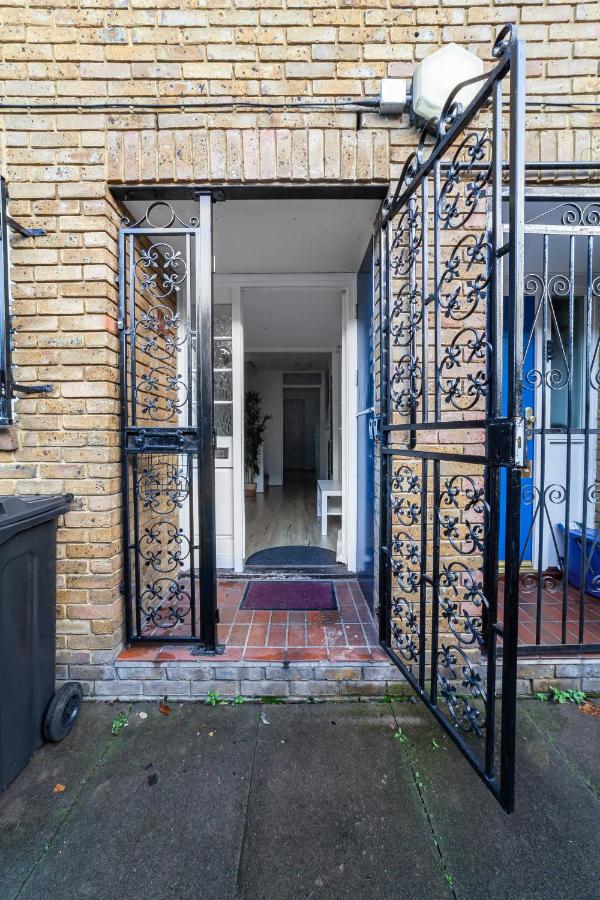 Arte Stays - 3-Bedroom Bright House London, Haggerston, Garden, Parking, 8 min walk to Haggerston Station, weekly or monthly stays, serviced accommodation - 7 guests - Chambres d'hôtes Londres