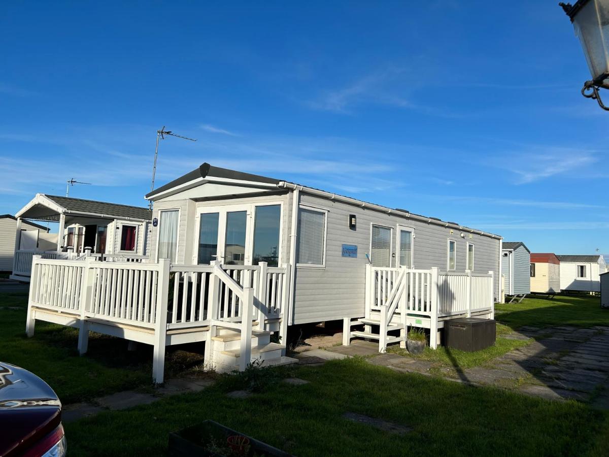 B&B Rhyl - Beachcomber, A Modern caravan with CH and DG, Smart tv in every room and private broadband - Bed and Breakfast Rhyl