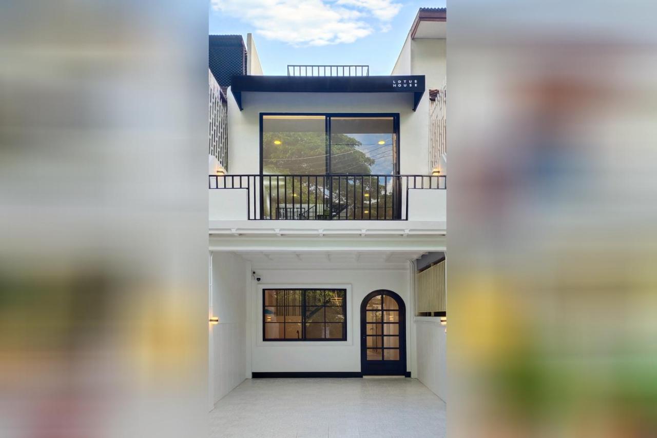 Lotus House - Local Spacious 3-Story Home, Rooftop Views & King Beds near Night Bazaar - B&B Chiang Mai