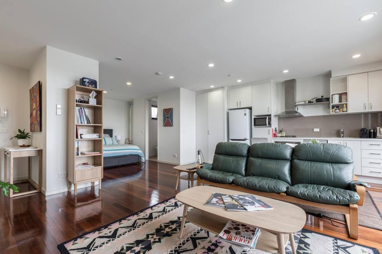 B&B Melbourne - Spacious Studio with Balcony in Eclectic Brunswick - Bed and Breakfast Melbourne