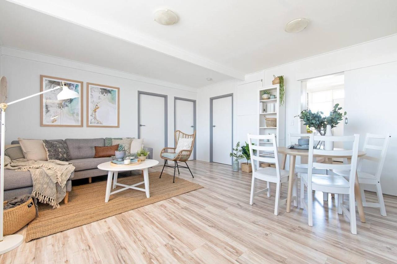 Scandi Beach Breeze Minutes from Glenelg Beach - B&B Adelaide