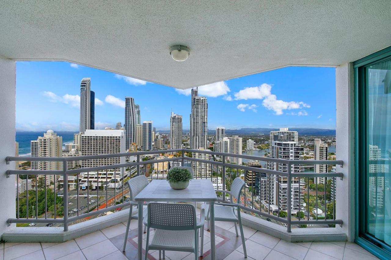 City Energy and Poolside Serenity at Surfers - B&B Gold Coast