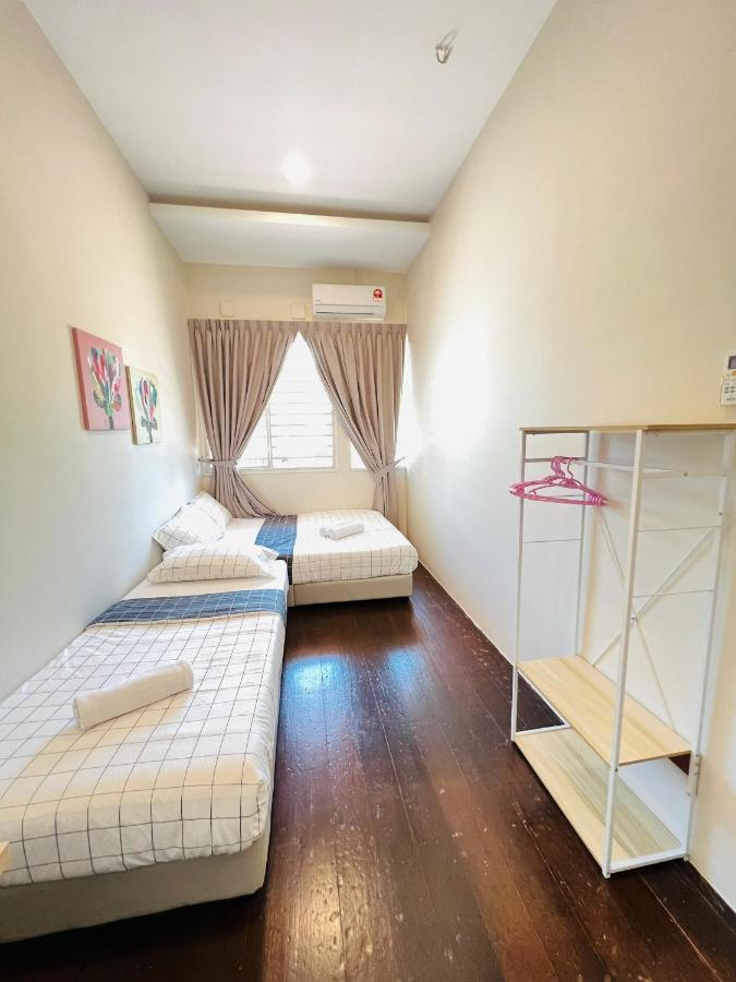 Basic Triple Room with Shared Bathroom