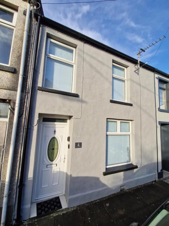 4 Bedroom house in Merthyr Tydfil. Near Brecon Beacons National Park - B&B