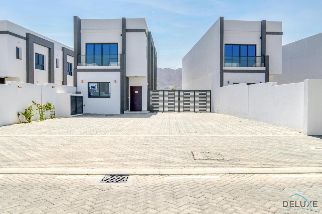 Exclusive Deal! Luxury 4BR Villa on Al Dana Island by Deluxe Holiday Homes - B&B