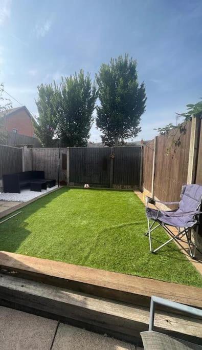Sleeps up to 8 Free Parking Large Town House 3 Bed, 2 Bathrooms Private Locked Garden In-between Nottingham & Derby Contractor Friendly - Chambres d'hôtes Ilkeston