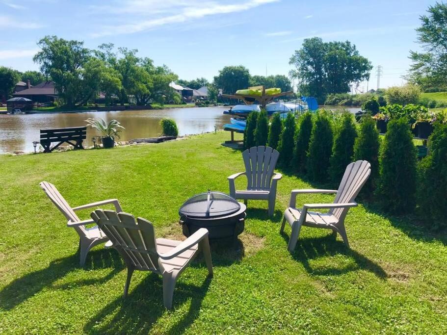 B&B Belle River - 2 bedroom Getaway on the River/close to marina - Bed and Breakfast Belle River
