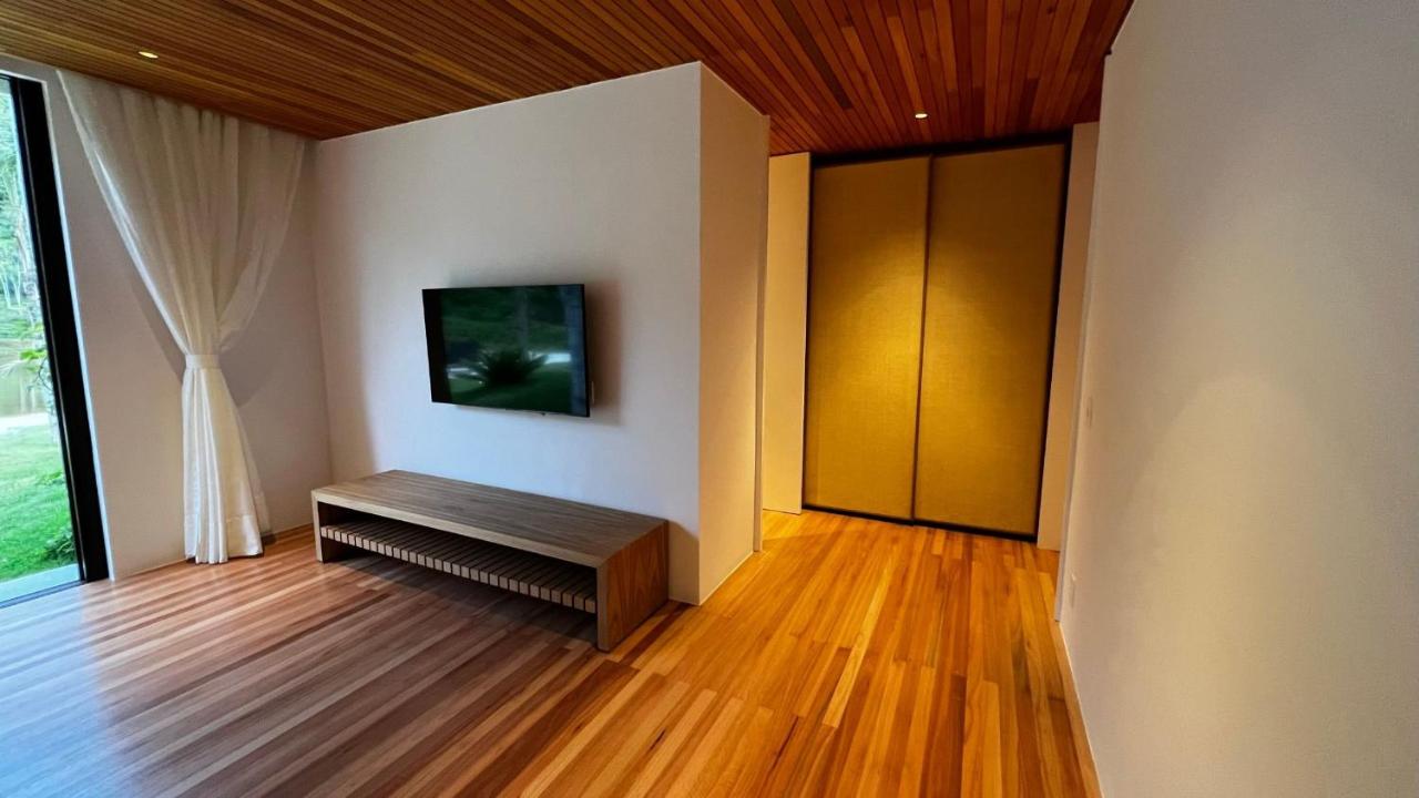 Bangalô sobre o lago no Vale das Videiras - B&B