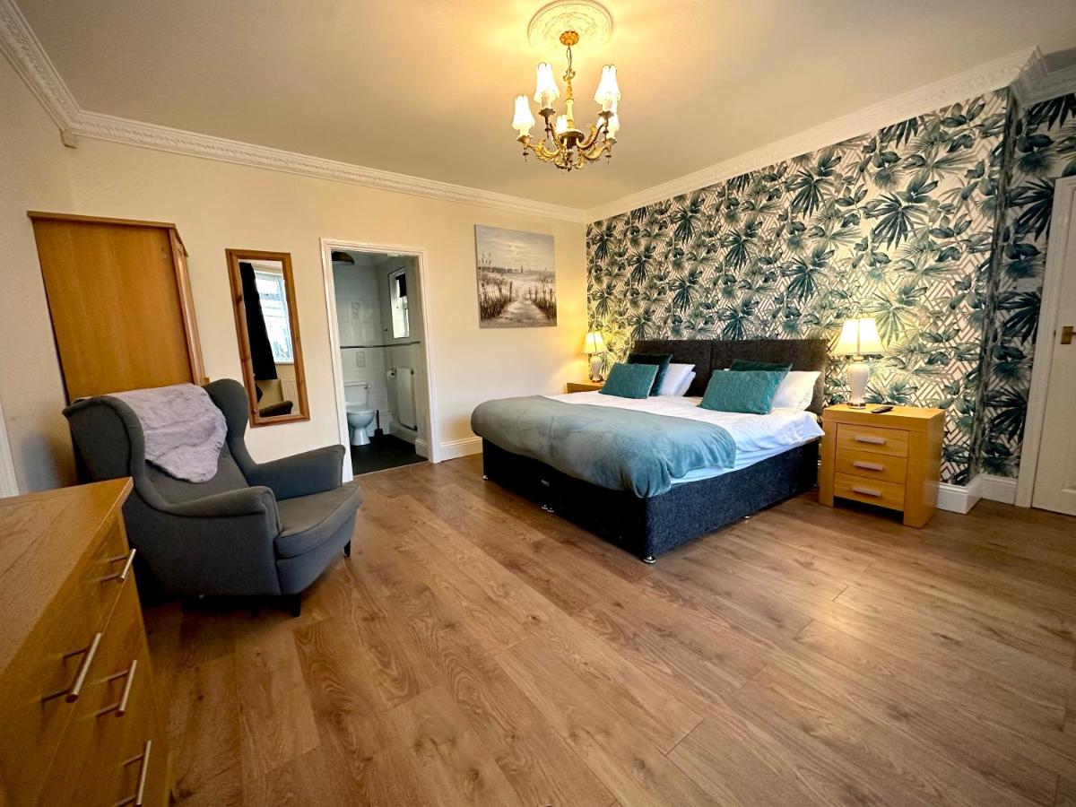 B&B Sunderland - Roker Cottage, luxury seaside apartment, private parking, sky tv - Bed and Breakfast Sunderland