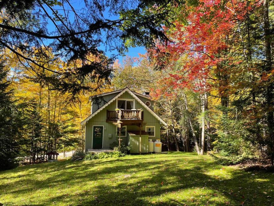 B&B Weston - 5 bdrm Creekside Chalet located near 4 ski resorts - Bed and Breakfast Weston