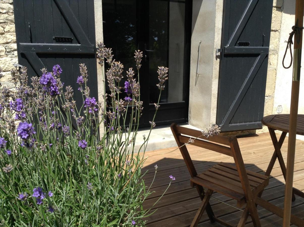 Habitación con cama grande y vistas al jardín