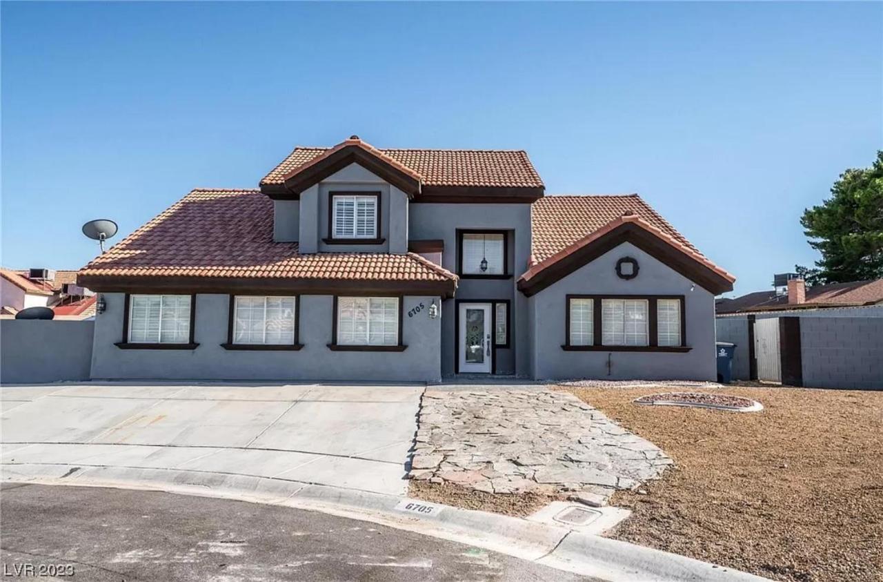 Heated Salt Pool, BBQ, Movie Projector, Stereo, Billiards Table, Arcade Game, Darts - Stone Sanctuary NW at Childrens Memorial Park, Pool Heat Optional - Bed and Breakfast Las Vegas