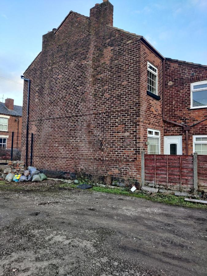 Victorian Semi Detached House behind the High Street - B&B Newton-le-Willows