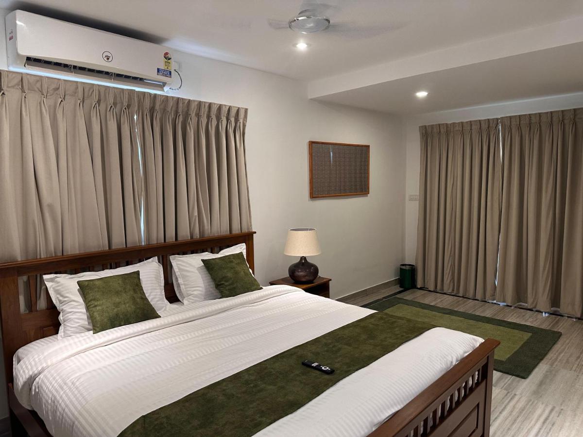 Habitación con cama extragrande y balcón