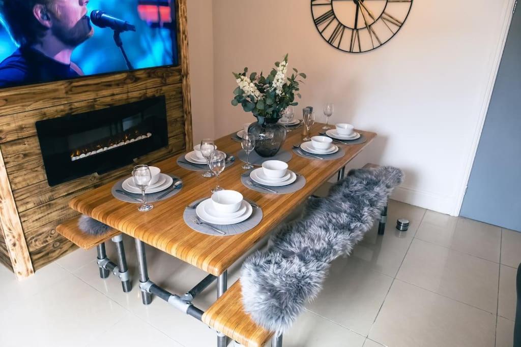 4 bedroom - Sleep 9 home in Cheadle Staffordshire - Alton towers Polar Express Dimmingsdale Peak District Trentham Gardens Water World - Bed and Breakfast