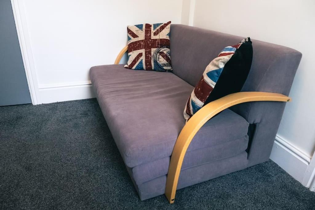 4 bedroom - Sleep 9 home in Cheadle Staffordshire - Alton towers Polar Express Dimmingsdale Peak District Trentham Gardens Water World - Chambres d'hôtes Cheadle