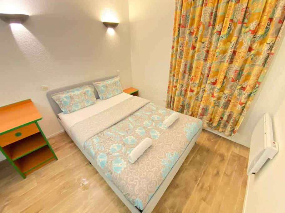 10 min walk to metro Line 1, ApartHotel La Défense - B&B Courbevoie