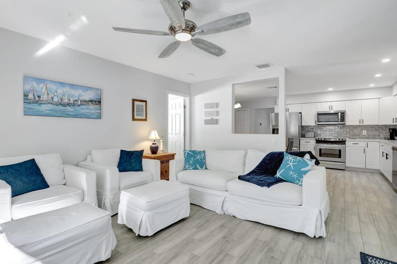 Bungalow Close to Naples Beaches - B&B