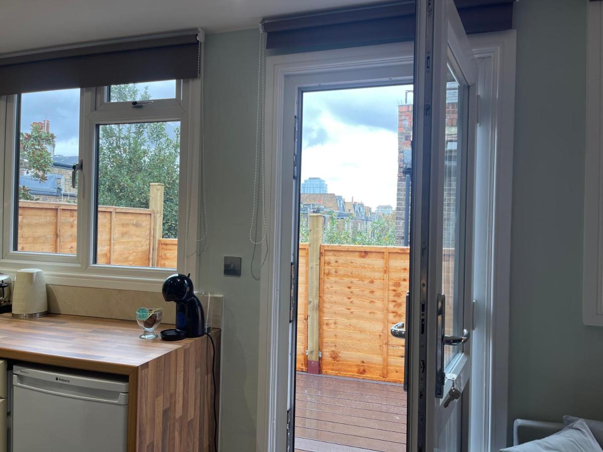 Cosy Studio Flat with Balcony in Heart of London - B&B
